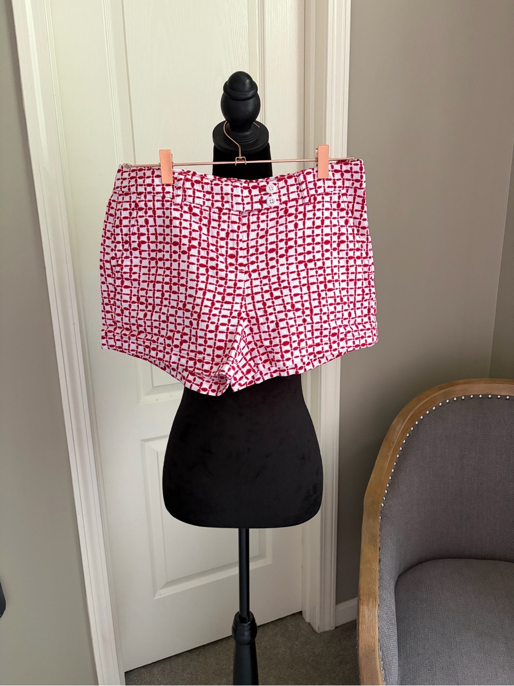 Vineyard Vines White Shorts with Red Geometric Print